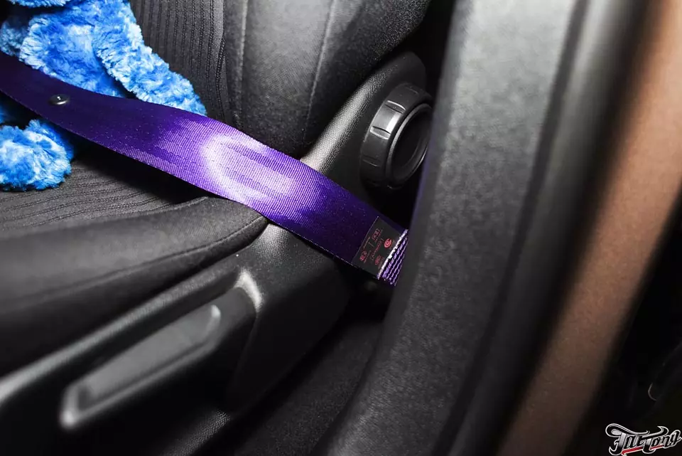 Установка фиолетовых ремней безопасности взамен черных.